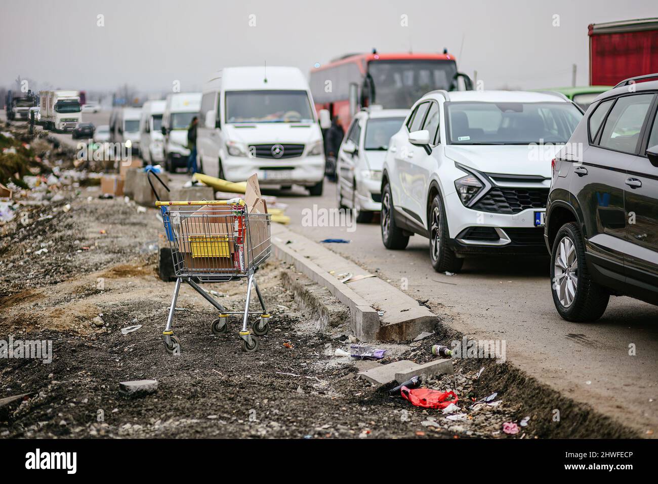 Medyka, Karpatenland, Polen. 3. März 2022. Einkaufswagen, der vorübergehend für den Transport von Gepäck verwendet wird, das an einem Grenzübergang zurückgelassen wurde.polnisch-ukrainischer Grenzübergang in Medyka. Seit Beginn der russischen Invasion in der Ukraine sind rund 700.000 Menschen nach Polen geflohen, um dem Krieg zu entkommen. Trotz erheblicher Fehlinformationen und isolierter Vorfälle werden ukrainische Flüchtlinge mit Empathie, Hilfe und Verständnis begrüßt, aber viele humanitäre Experten deuten darauf hin, dass bei einem so großen Zustrom von Menschen in wenigen Wochen eine Krise eintreten könnte. (Bild: © Filip Radwanski/SOPA Images V Stockfoto