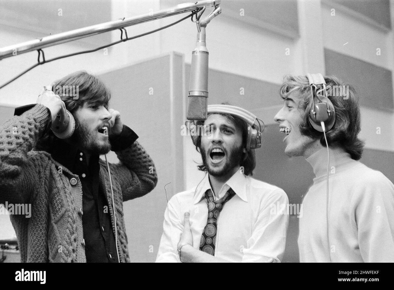 The Gibb Brothers alias The Bee Gees, neu wiedervereint und wieder im Aufnahmestudio zusammen, Soho London 3.. September 1970. Hart an der Arbeit an ihrem ersten united-Venture seit fast zwei Jahren. Barry Gibb (24), der 2 Tage zuvor (1.. Sept.) die ehemalige Schönheitskönigin Linda Gray heiratete, brach seine Flitterwochen, um sich seinen Zwillingsbrüdern Robin & Maurice Gibb im Studio anzuschließen. Stockfoto