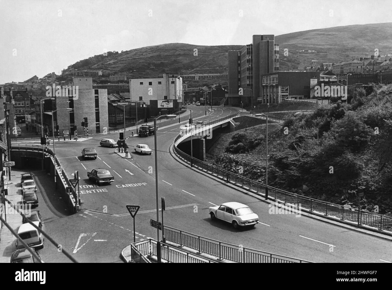 Die vor kurzem fertiggestellte Brücke und der Ansaug der Rhondda Road über den Fluss Taff bei Pontypridd. Rechts vom Bild sind die modernen Büros der AEU zu sehen. 31.. Juli 1969 Stockfoto