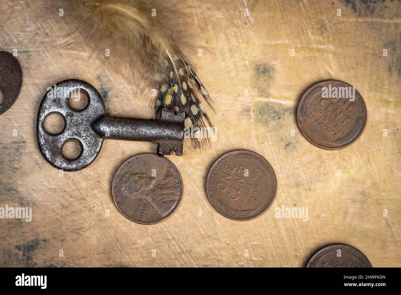Key, Feather und Vintage America Copper Pennies Stockfoto