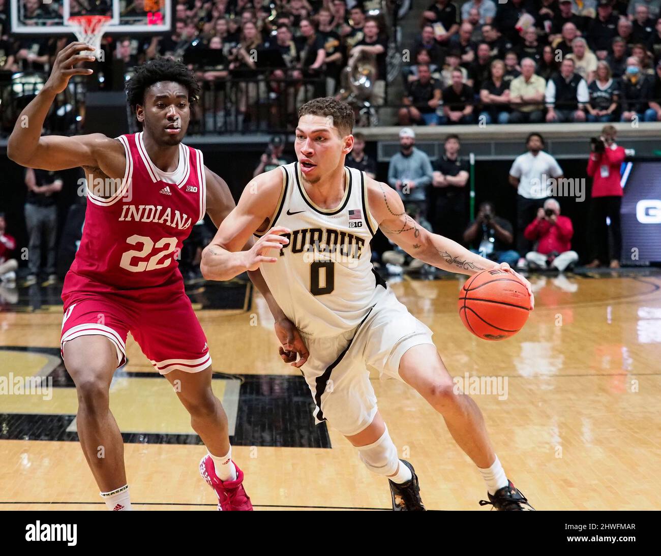 West Lafayette, Indiana, USA. 5. März 2022. Purdue Boilermakers Stürmer Mason Gillis (0) fährt vorbei Indiana Hoosiers vorne Jordan Geronimo (22) in der 2. Hälfte des Spiels zwischen den Indiana Hoosiers und den Purdue Boilermakers in der Mackey Arena in West Lafayette, Indiana. Obligatorische Gutschrift: Sandra Dukes/CSM/Alamy Live News Stockfoto