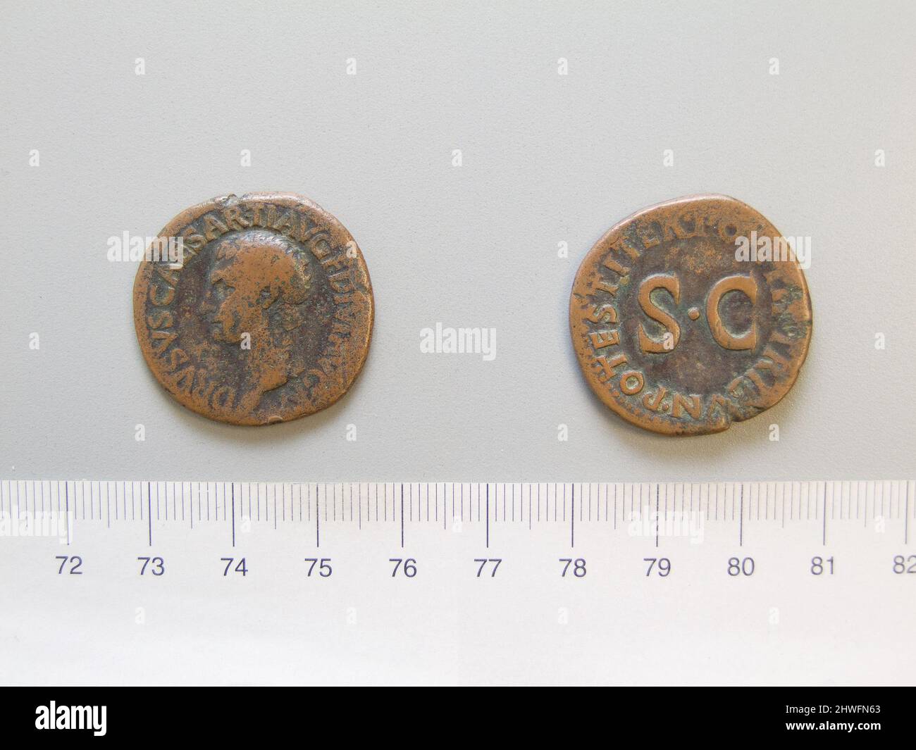 Münze von Tiberius, Kaiser von Rom aus Rom. Herrscher: Tiberius, Kaiser von Rom, 42 v. Chr.–n. Chr. 37 Münzstätte: RomHonorand: Julius Caesar Drusus, 7–33 n. Chr. Stockfoto