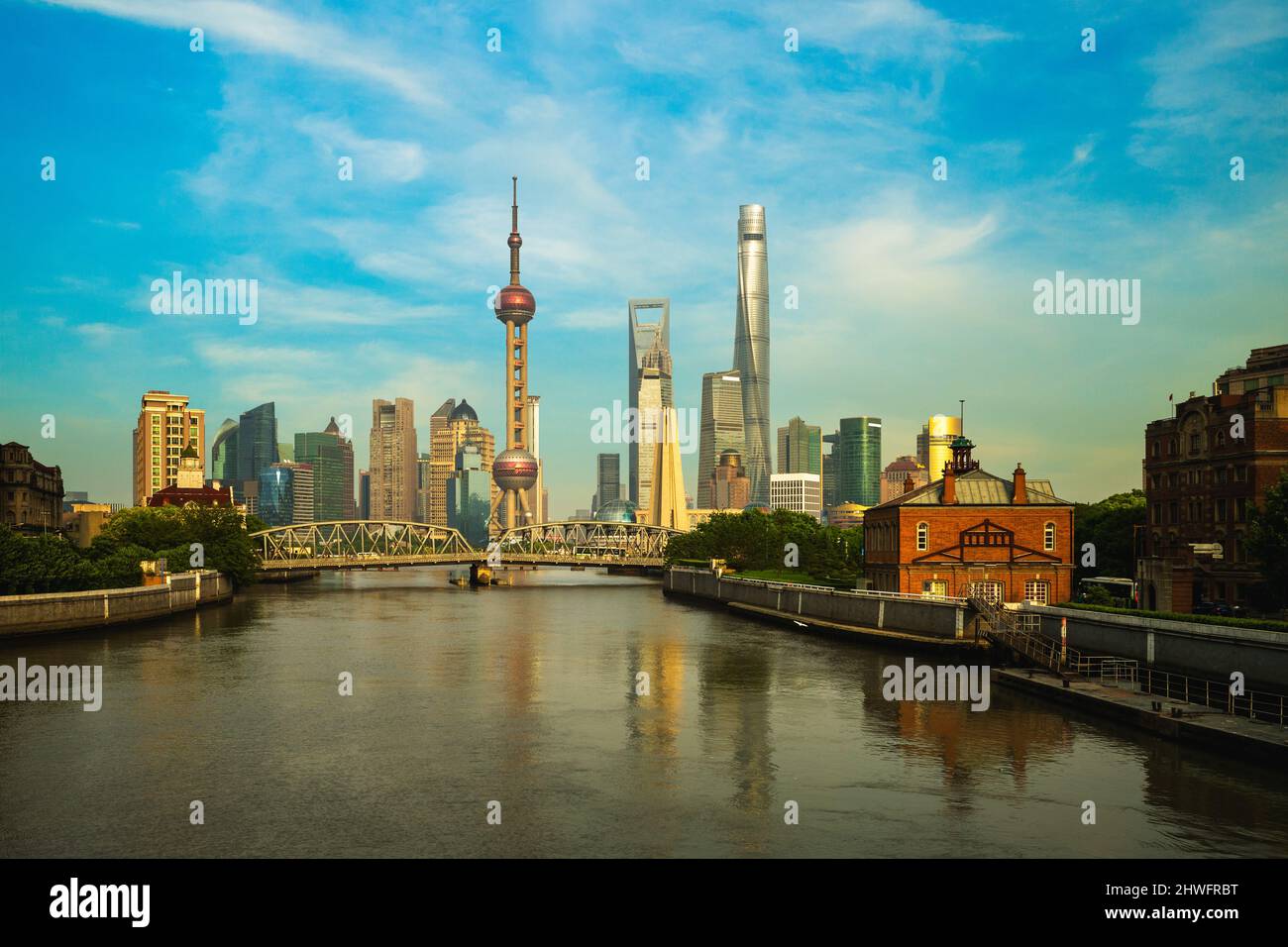 Landschaft des Suzhou Creek mit der Skyline von Pudong in shanghai, china Stockfoto