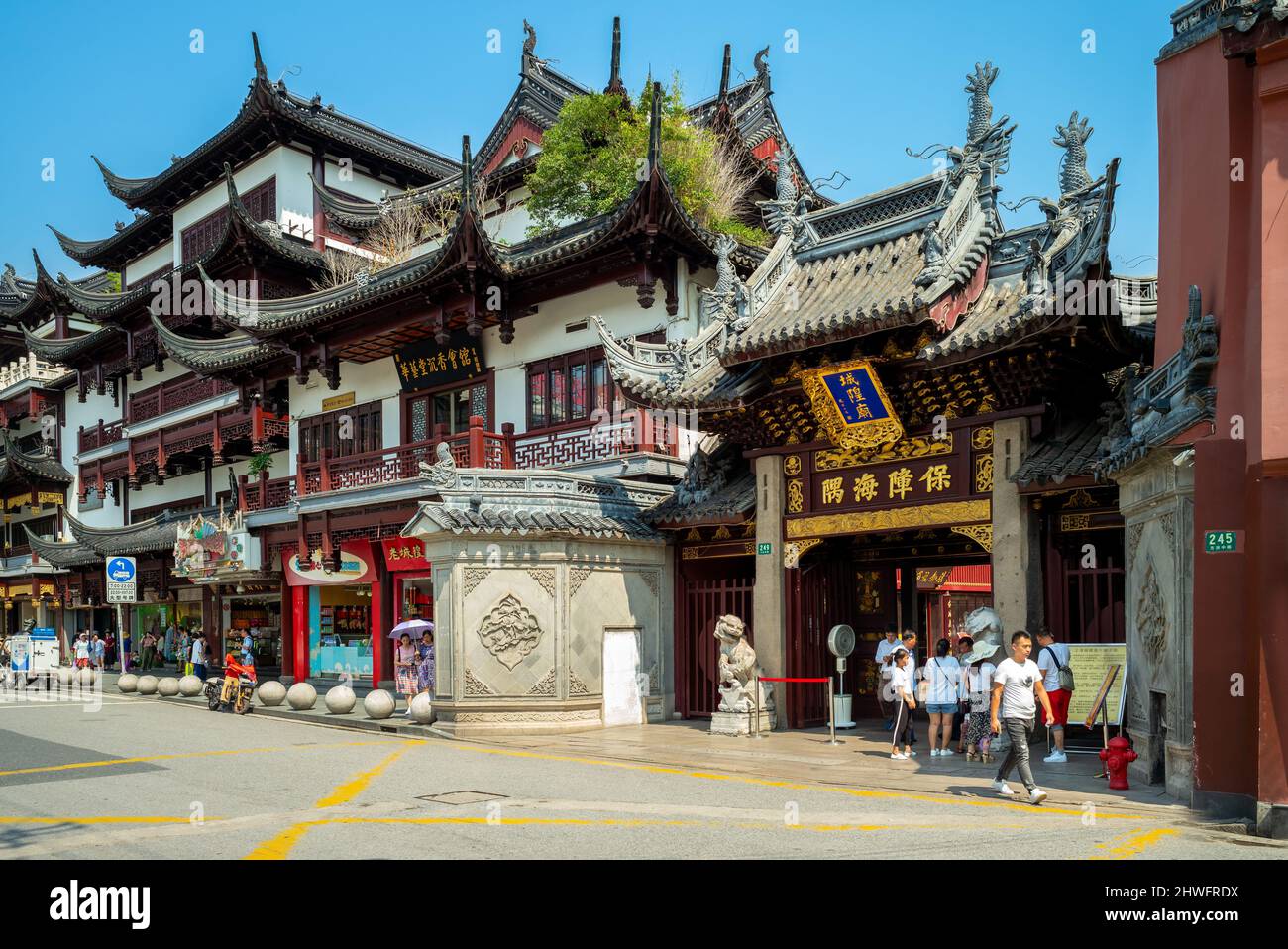 27. Juli 2018: New City God Temple of Shanghai, der bedeutendste Volkstempel in der Nähe des Yu-Gartens in der Altstadt von Shanghai, China. Es ha Stockfoto