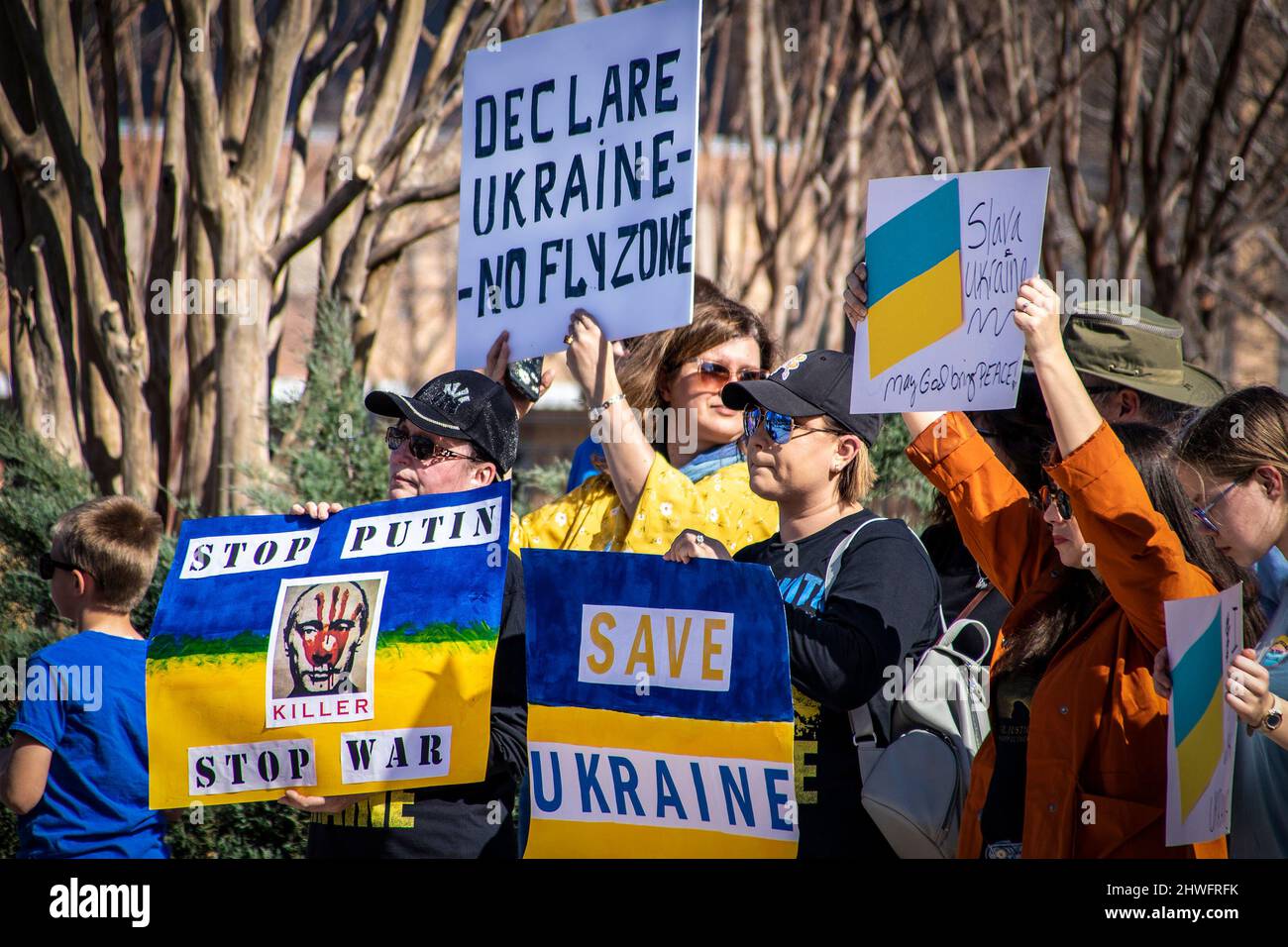 2022 03 05 Tulsa OK USA unterstützt Ukraine-Rallye mit vielen Schildern in blau und gelb - Putins Gesicht mit Killer - Save Ukraine - Flugverbotszone und andere Stockfoto