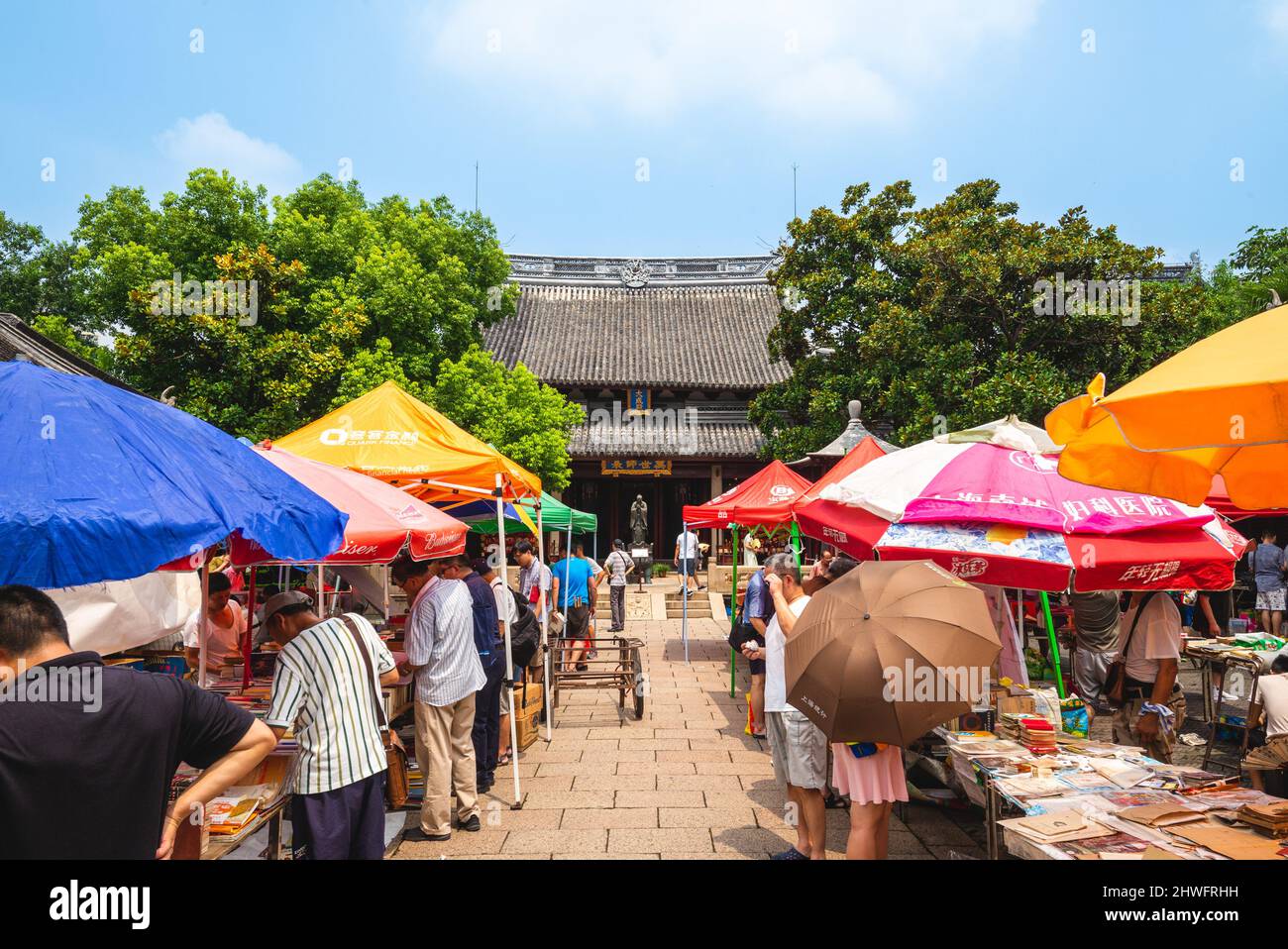 29. Juli 2018: Gebrauchter Buchmarkt im Konfuzianischen Tempel im Huangpu-Bezirk von Shanghai, China. Seit 1993 findet sie jeden Sonntag statt. Bücher, Magaz Stockfoto
