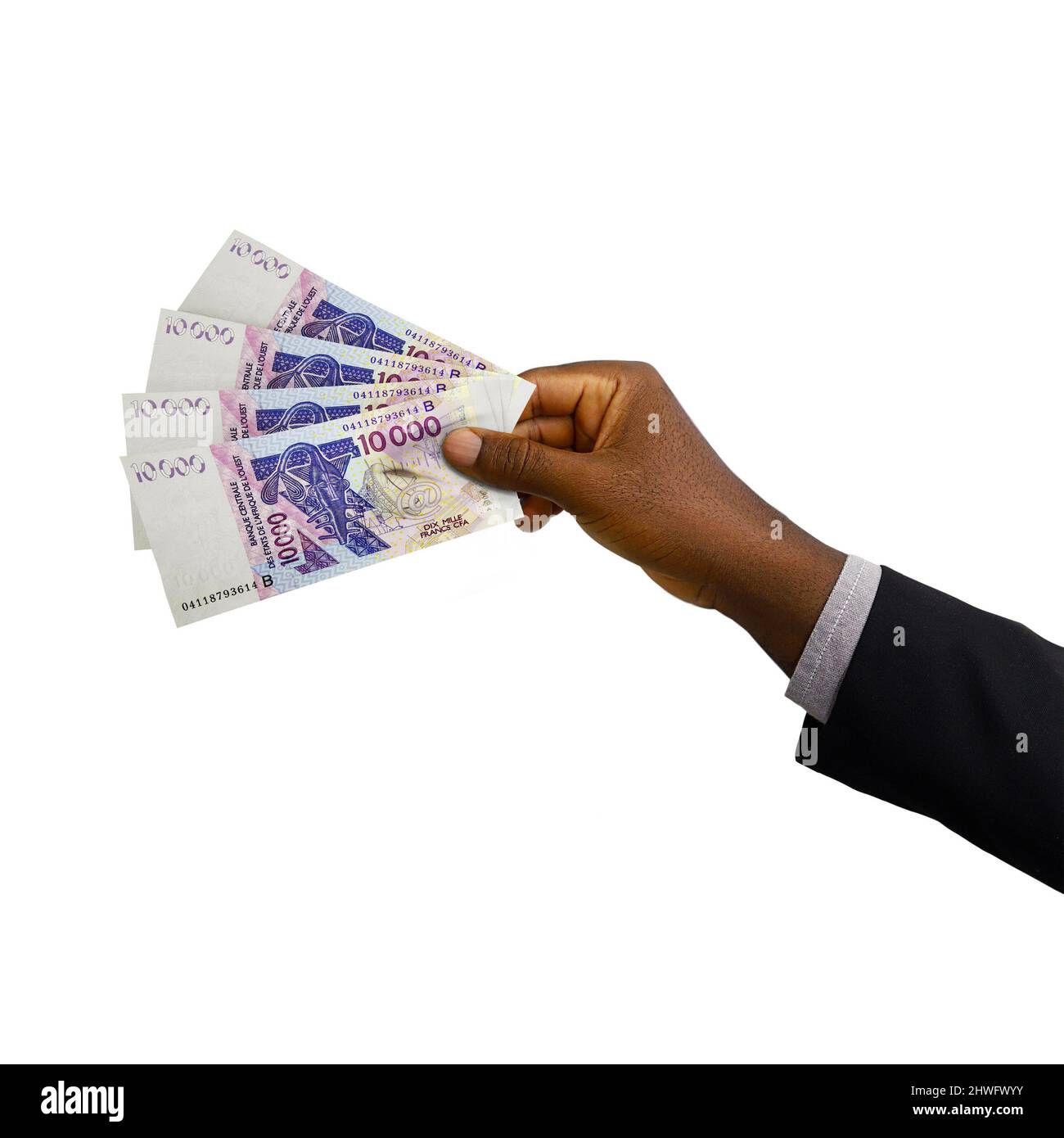 Schwarze Hand mit Anzug, der 3D gerenderte 10000 westafrikanische CFA-Franc-Noten auf weißem Hintergrund hält Stockfoto