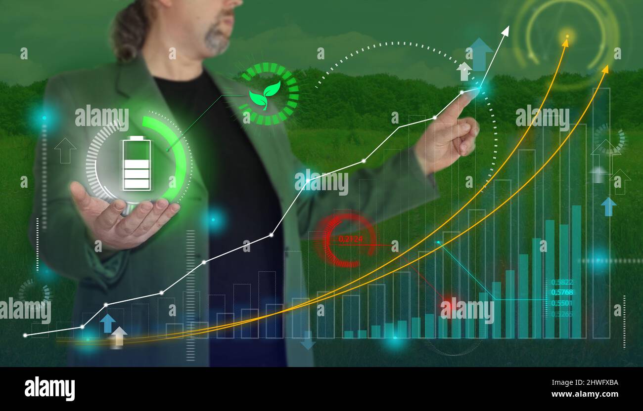 Geschäftsmann zeichnen Wachstumsdiagramm und halten Batterieschild mit grünen Blättern - grüne Energie-Konzept Stockfoto