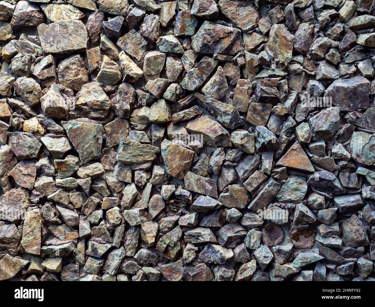 Starke Wanddekoration mit vielen Risssteinen. Felswand Textur Hintergrund. Stockfoto