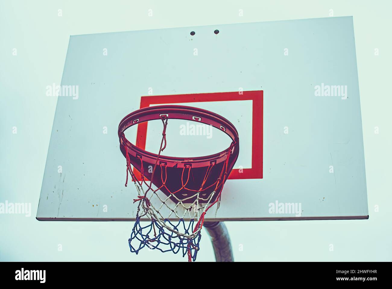 Ein patriotisches Netz auf einem altmodischen Basketballkorb in einem Park. Stockfoto