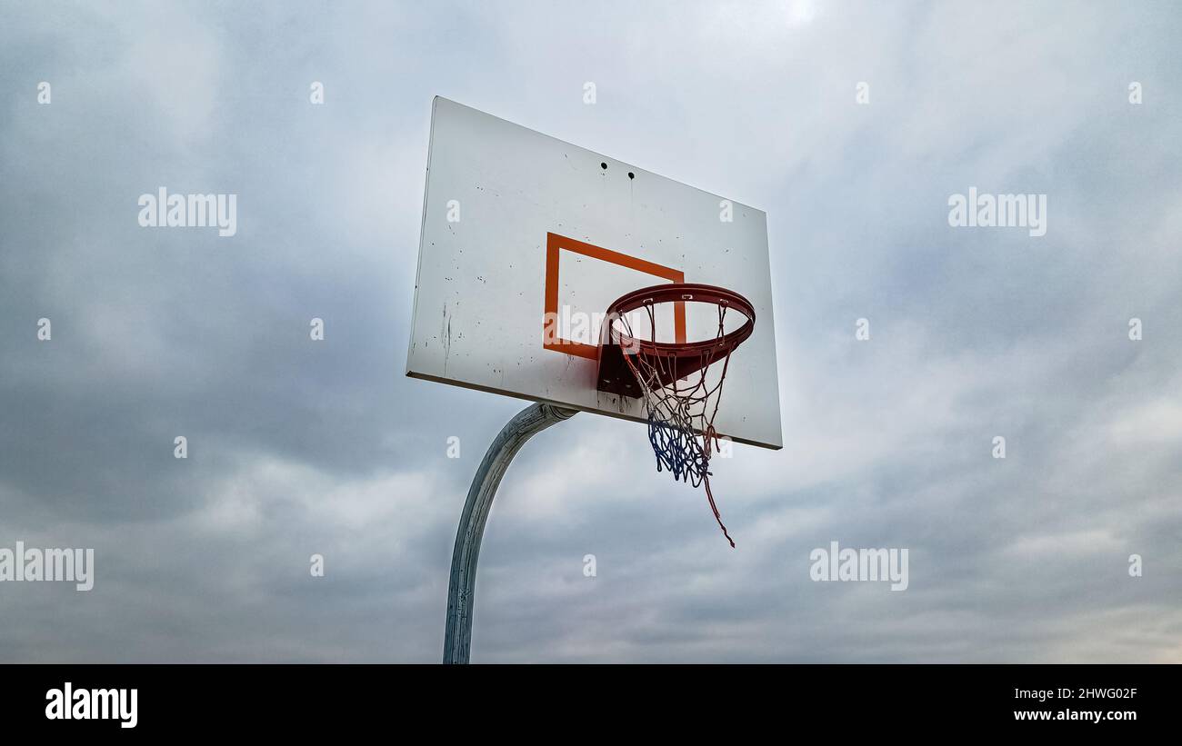 Ein patriotisches Netz auf einem altmodischen Basketballkorb in einem Park. Stockfoto