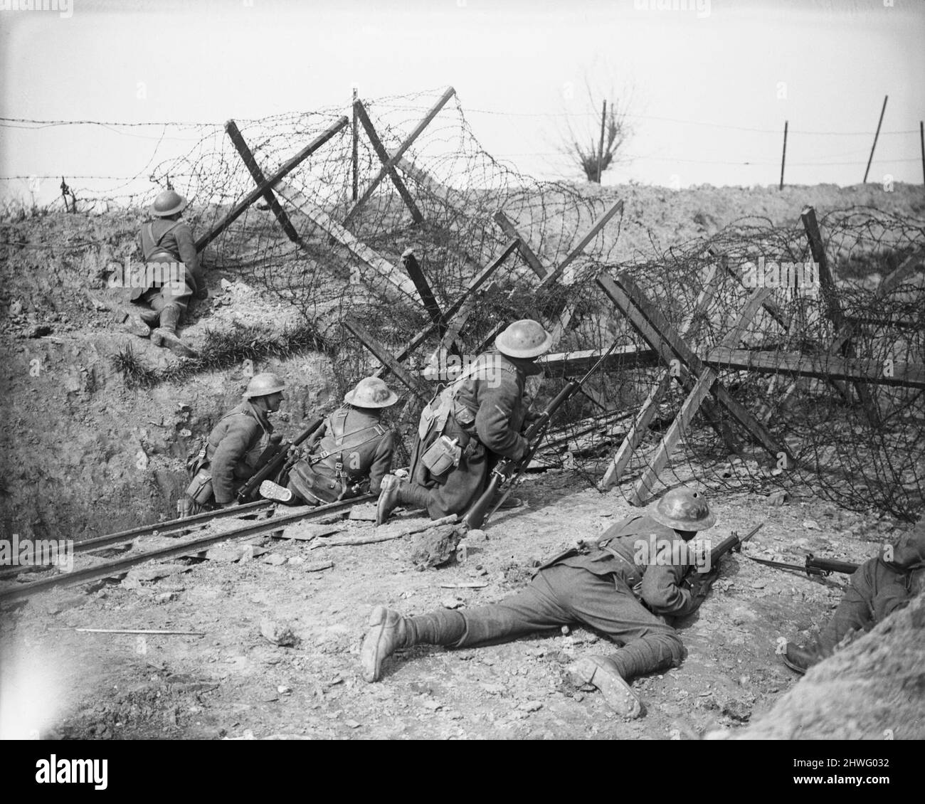 Ein picquet des Bataillons von 10., des Queen's (Royal West Surrey Regiment) der Division 41. hinter einem Drahtblock auf einer Straße in St. Jean, 29. April 1918, während der Schlacht um Lys (Operation Georgette) Stockfoto