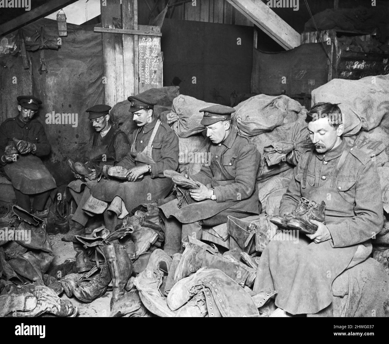 Die britische Armee an der Westfront 1914-1918 Sortieren von Stiefeln, die in einer Armeestuckreparaturwerkstatt in Calais repariert werden sollen. Sie tarnt sich mit 30.000 Paaren pro Woche. Stockfoto
