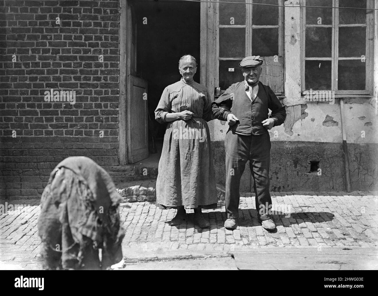 Zwei Einwohner von Croix-du-Bac, die in einem Umkreis von 800 Metern von den Schützengräben an der Front in der Nähe von Armentieres leben, 18.. Mai 1916. Stockfoto