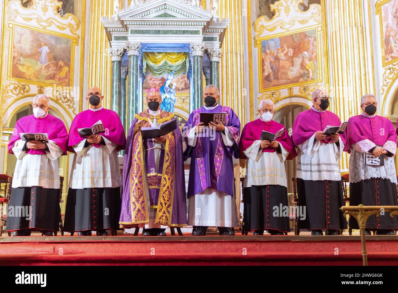 Malaga, Spanien. 05. März 2022. Die Priester haben während der außerordentlichen Kreuzprozession anlässlich des 100. Jahrestages der Vereinigung der Bruderschaften der Karwoche in Málaga in der Kathedrale von Málaga die Lesung gesehen. Kredit: SOPA Images Limited/Alamy Live Nachrichten Stockfoto