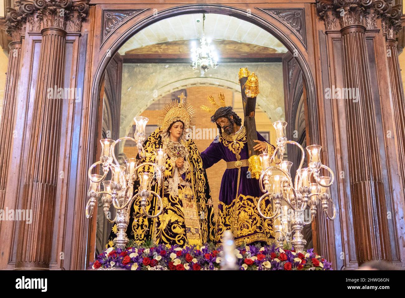 Malaga, Spanien. 05. März 2022. Heilige Bilder unseres Vaters Jesus Nazarene der Vergebung (R) und der Jungfrau Maria der Neuen Hoffnung der Bruderschaft "Nueva Esperanza", die in der Kathedrale von Málaga während der außerordentlichen Kreuzprozession anlässlich des 100. Jahrestages der Vereinigung der Bruderschaften der Karwoche in Malaga gesehen wurden. Kredit: SOPA Images Limited/Alamy Live Nachrichten Stockfoto