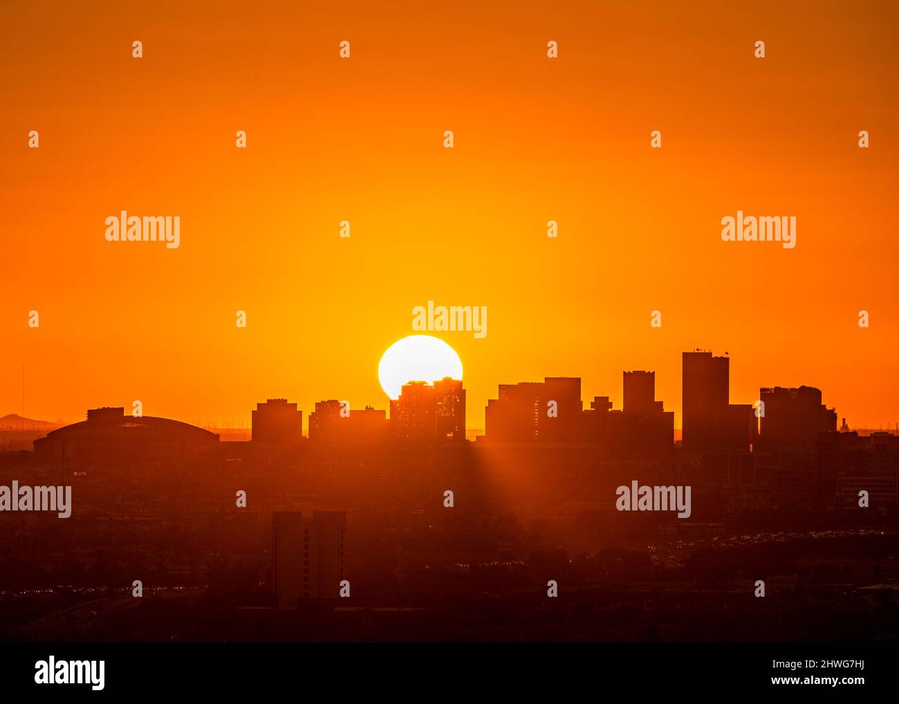 Sonnenuntergang hinter der Skyline von Phoenix, Arizona Stockfoto