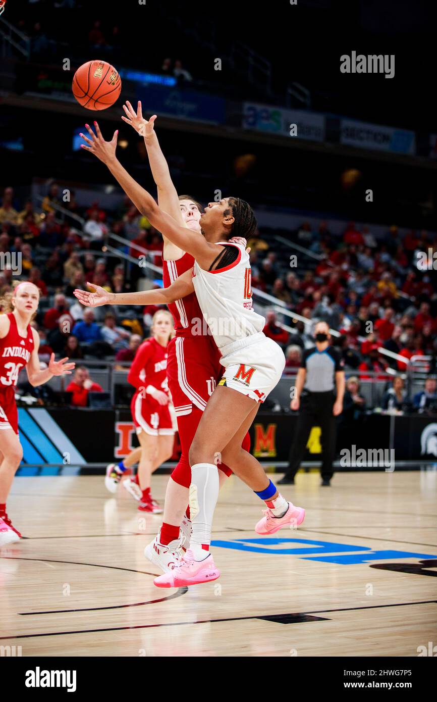 Bloomington, Usa. 04. März 2022. Maryland Terrapins Forward Angel Reese (10) spielt gegen Indiana Hoosiers Forward Mackenzie Holmes (54) während des Women's Big Ten Tournament ein NCAA Frauen-Basketballspiel in Indianapolis. Indiana schlug Maryland 62:51. Kredit: SOPA Images Limited/Alamy Live Nachrichten Stockfoto