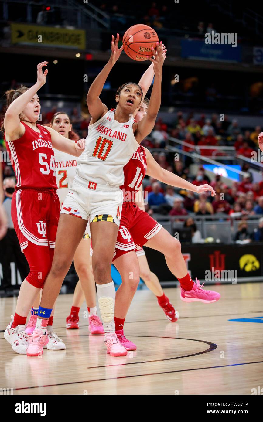Bloomington, Usa. 04. März 2022. Maryland Terrapins Forward Angel Reese (10) spielt gegen Indiana Hoosiers Forward Aleksa Gulbe (10) während des Women's Big Ten Tournament ein NCAA Frauen-Basketballspiel in Indianapolis. Indiana schlug Maryland 62:51. Kredit: SOPA Images Limited/Alamy Live Nachrichten Stockfoto