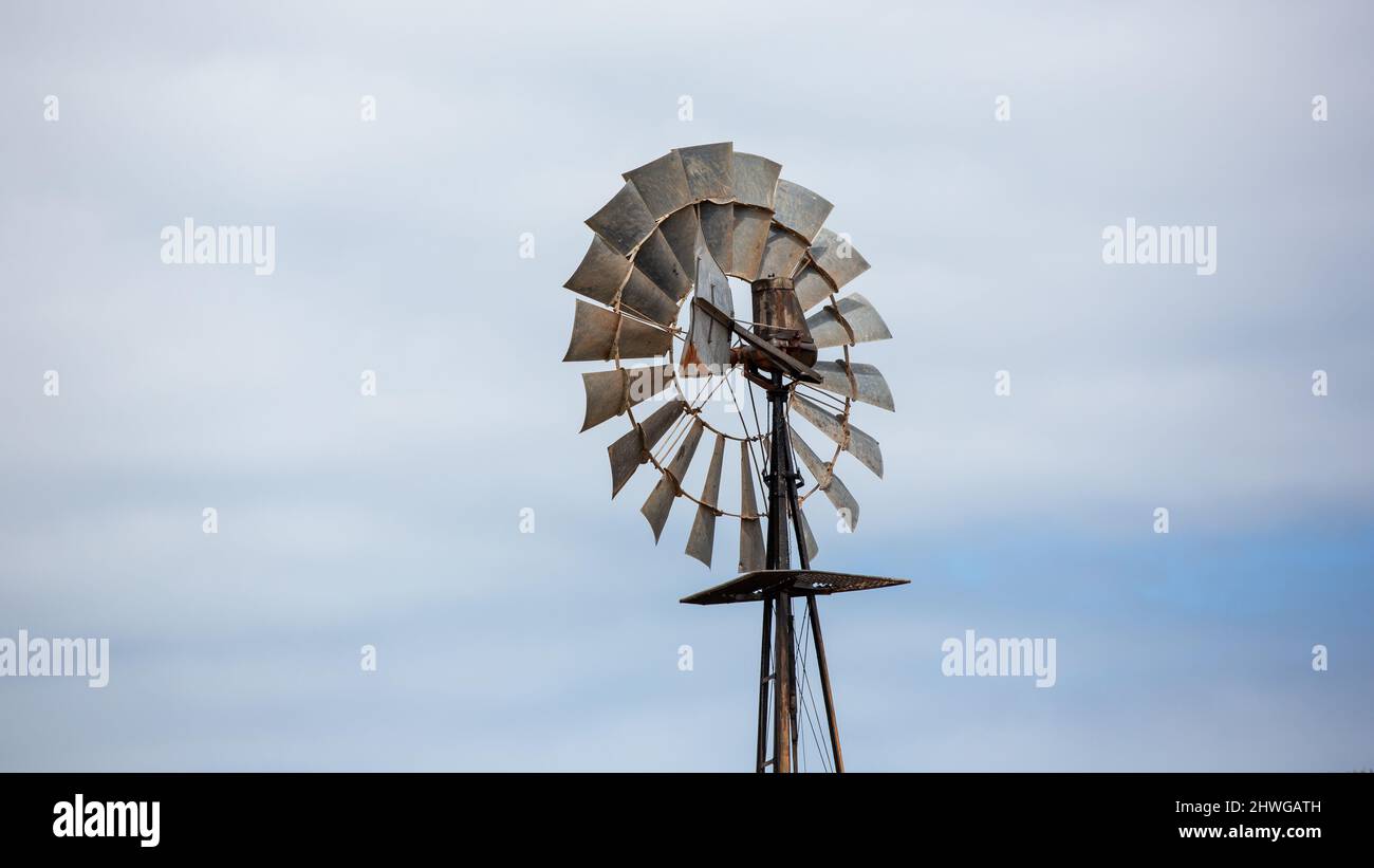 Eine alte Farm Windmühle in Kingston South Australia am 18. 2022. Februar Stockfoto