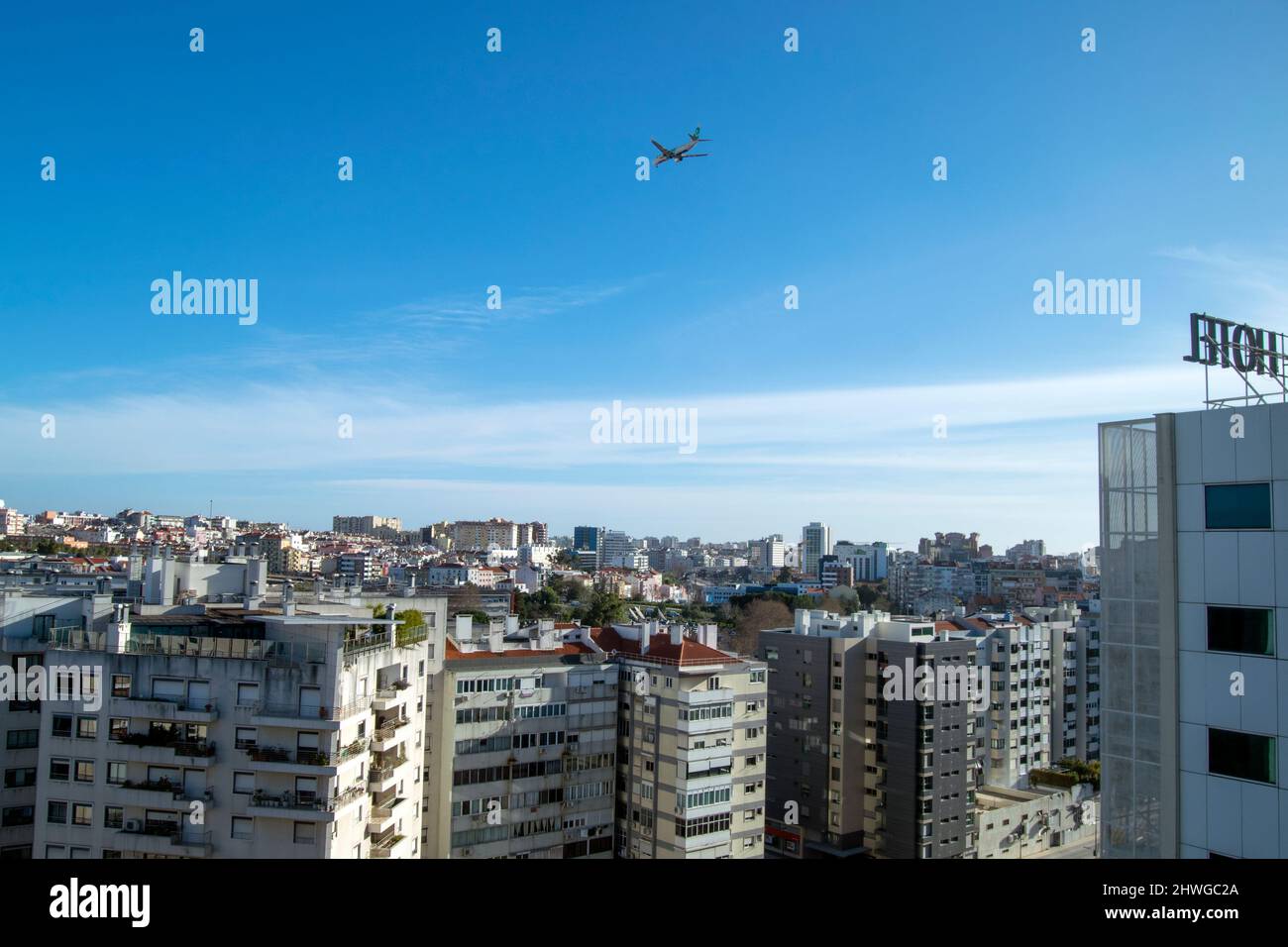 Blick auf die Stadt Lissabon vom Hotel auf der 9.. Etage. Große europäische Städte und Hauptstädte. Lissabon. Stockfoto
