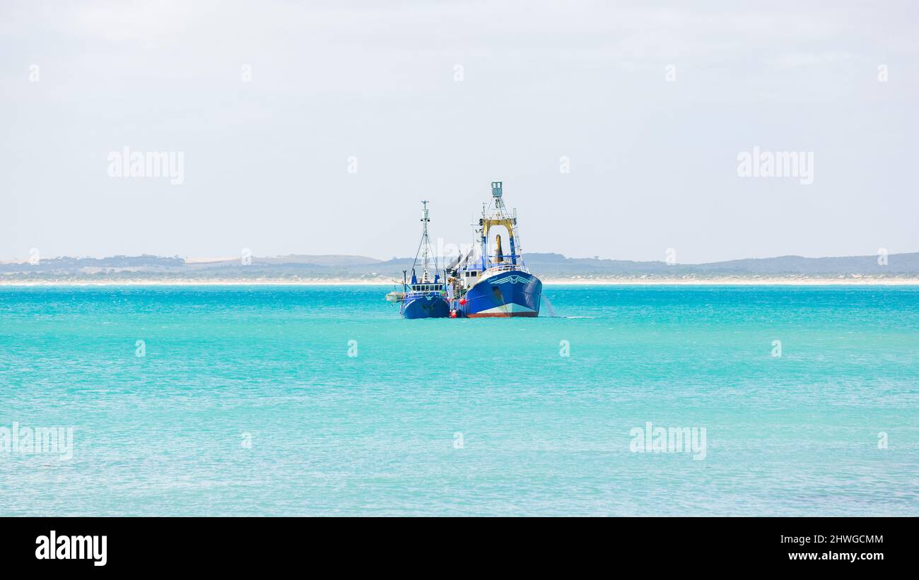 2 Fischerboote, die am 18. 2022. Februar in den türkisfarbenen Gewässern von Robe im Südosten Südaustraliens festgemacht wurden Stockfoto