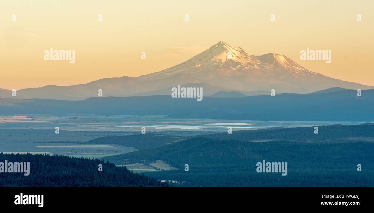 Panoramablick auf das Butte Valley und Mount Shasta, Kalifornien Stockfoto