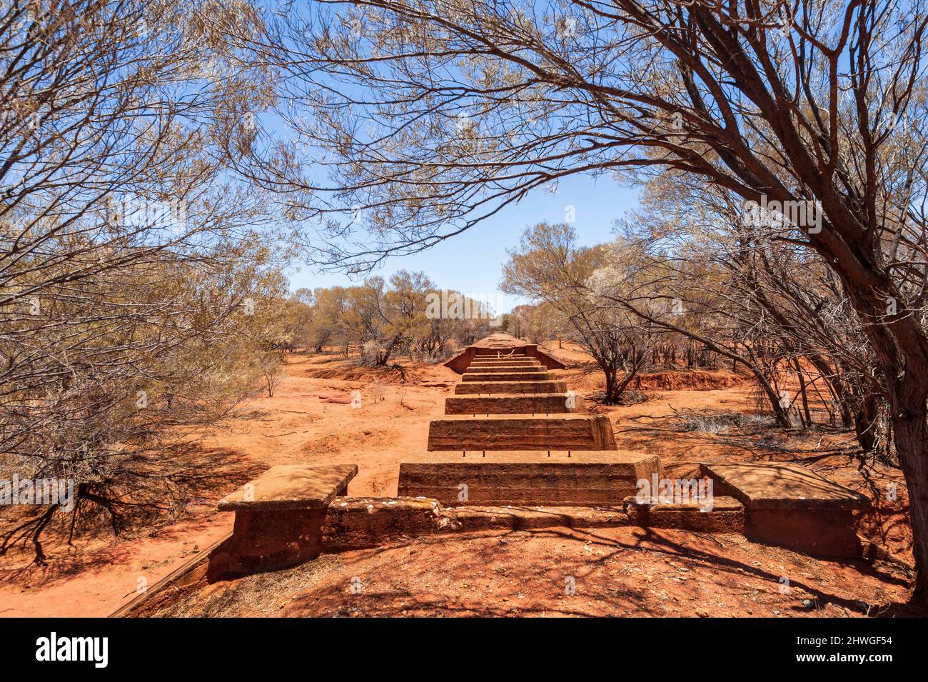 Blick auf die alte Eisenbahnlinie durch den Golden Quest Discovery Trail in der Nähe von Leonora, Western Australia, WA, Australien Stockfoto
