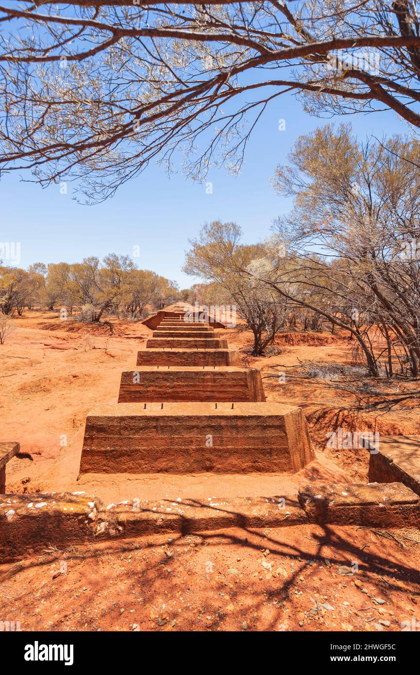 Vertikale Ansicht der alten Eisenbahnlinie durch den Golden Quest Discovery Trail bei Leonora, Western Australia, WA, Australien Stockfoto