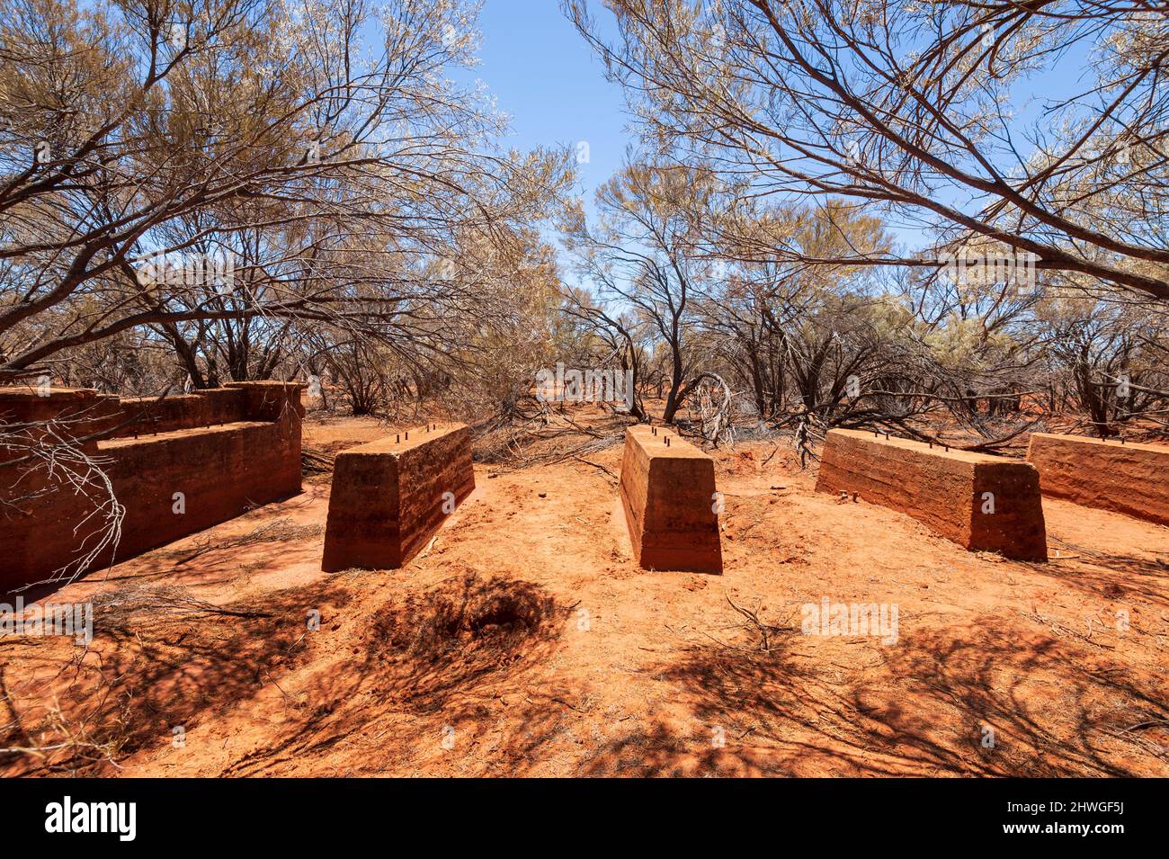 Blick auf die alte Eisenbahnlinie durch den Golden Quest Discovery Trail in der Nähe von Leonora, Western Australia, WA, Australien Stockfoto