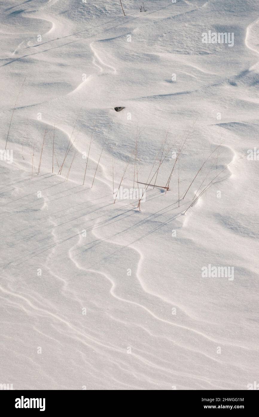 Schneeverwehungen durch Wind in den Pocono Mountains in Pennsylvania Stockfoto