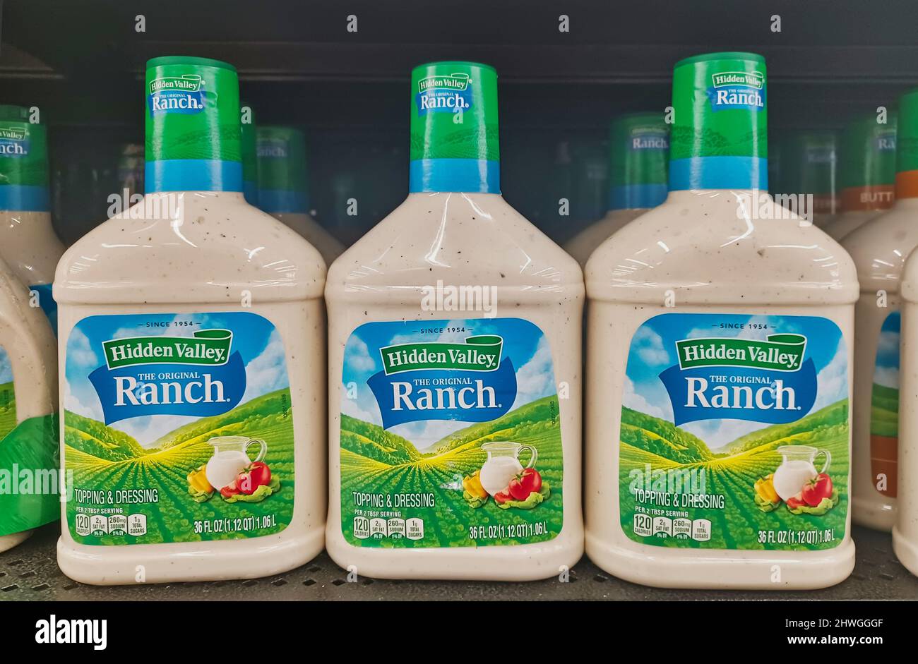 Houston, Texas USA 02-04-2022: Ranch Dressing Plastikflaschen aufgereiht auf einem Supermarkt Regal. Hidden Valley Gewürzmarke beliebt in den USA. Stockfoto