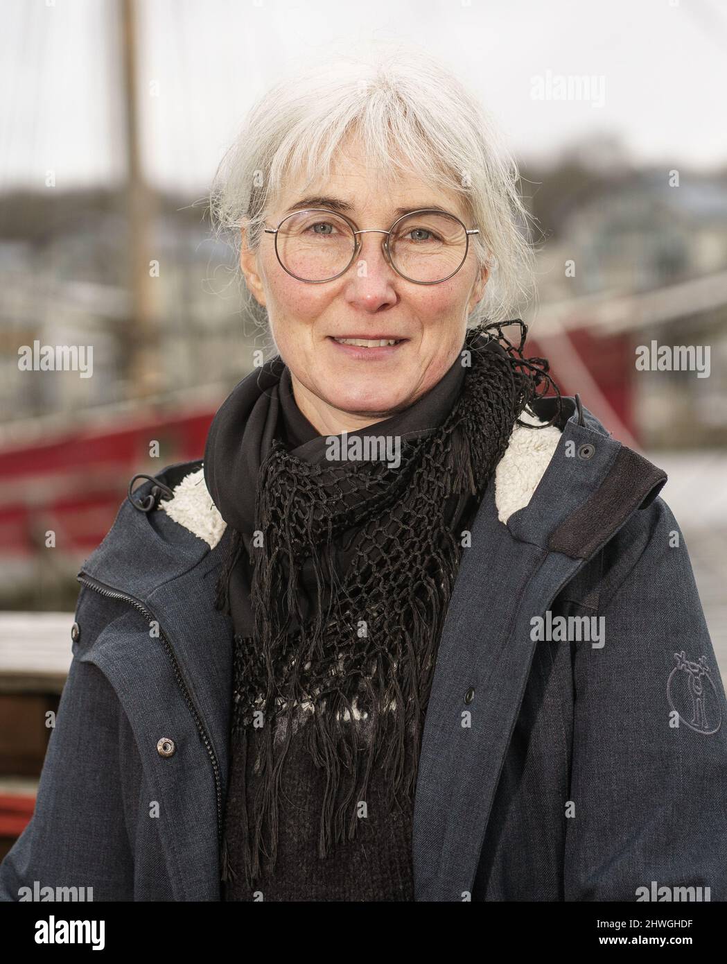 Flensburg, Deutschland. 22.. Februar 2022. Andrea Paluch, Schriftstellerin, Literaturwissenschaftlerin und Übersetzerin und Ehefrau des Politikers Robert Habeck, sitzt am Museumshafen der Flensburger Förde. (To dpa: 'Weltende und Sinnsuche - die Schriftstellerin Andrea Paluch') Quelle: Axel Heimken/dpa/Alamy Live News Stockfoto