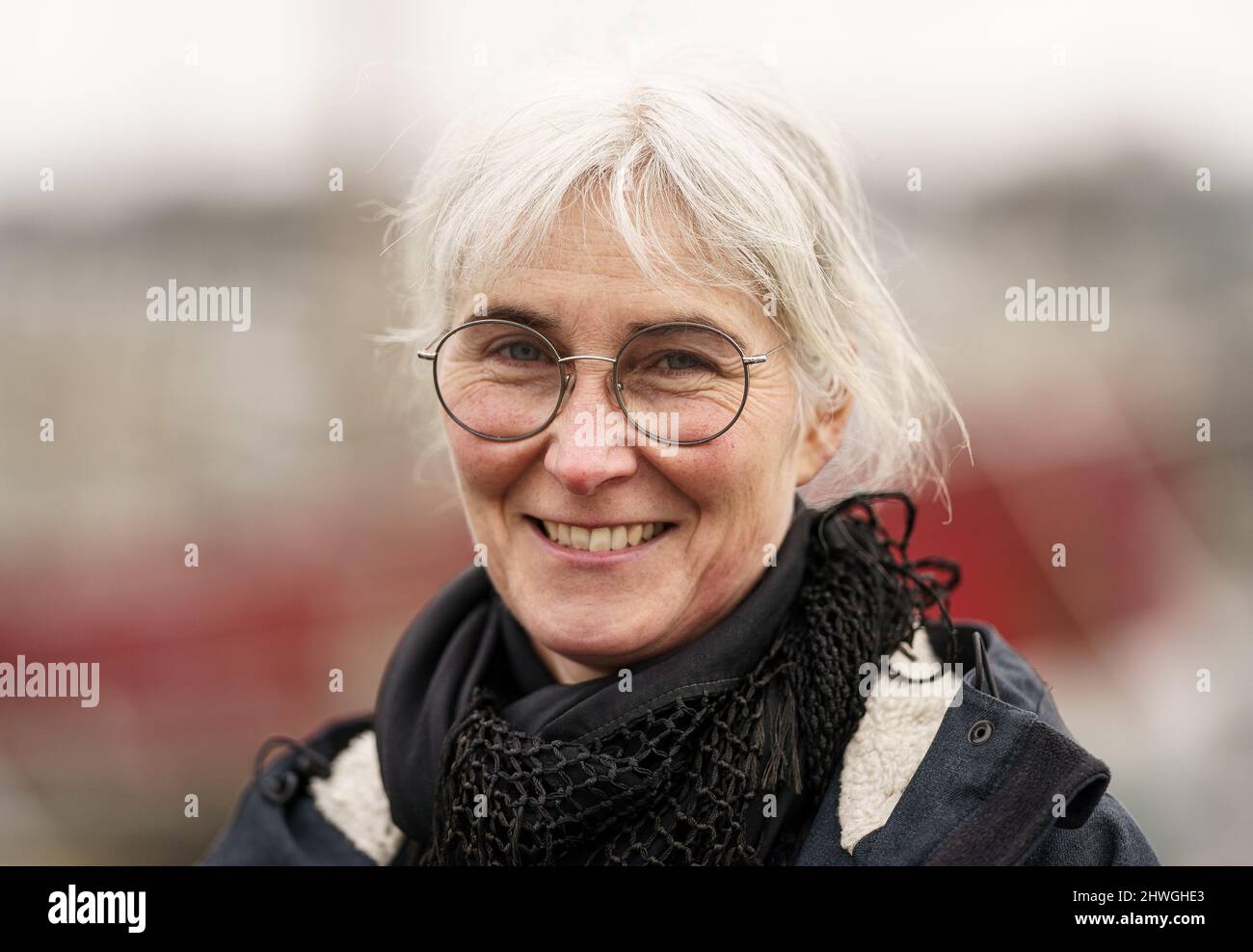 Flensburg, Deutschland. 22.. Februar 2022. Andrea Paluch, Schriftstellerin, Literaturwissenschaftlerin und Übersetzerin und Ehefrau des Politikers Robert Habeck, sitzt am Museumshafen der Flensburger Förde. Quelle: Axel Heimken/dpa/Alamy Live News Stockfoto