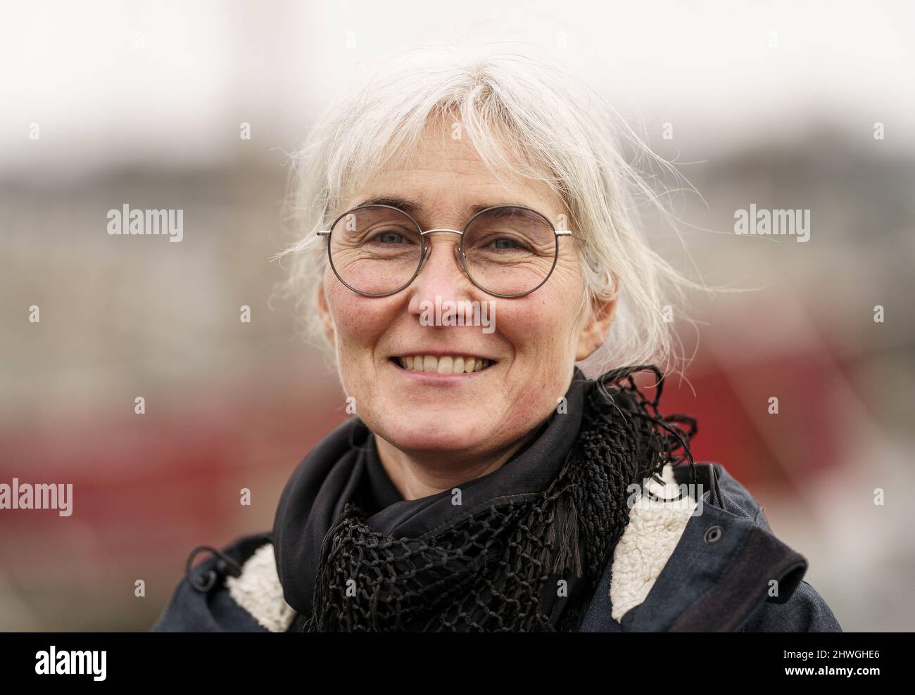 Flensburg, Deutschland. 22.. Februar 2022. Andrea Paluch, Schriftstellerin, Literaturwissenschaftlerin und Übersetzerin und Ehefrau des Politikers Robert Habeck, sitzt am Museumshafen der Flensburger Förde. Quelle: Axel Heimken/dpa/Alamy Live News Stockfoto
