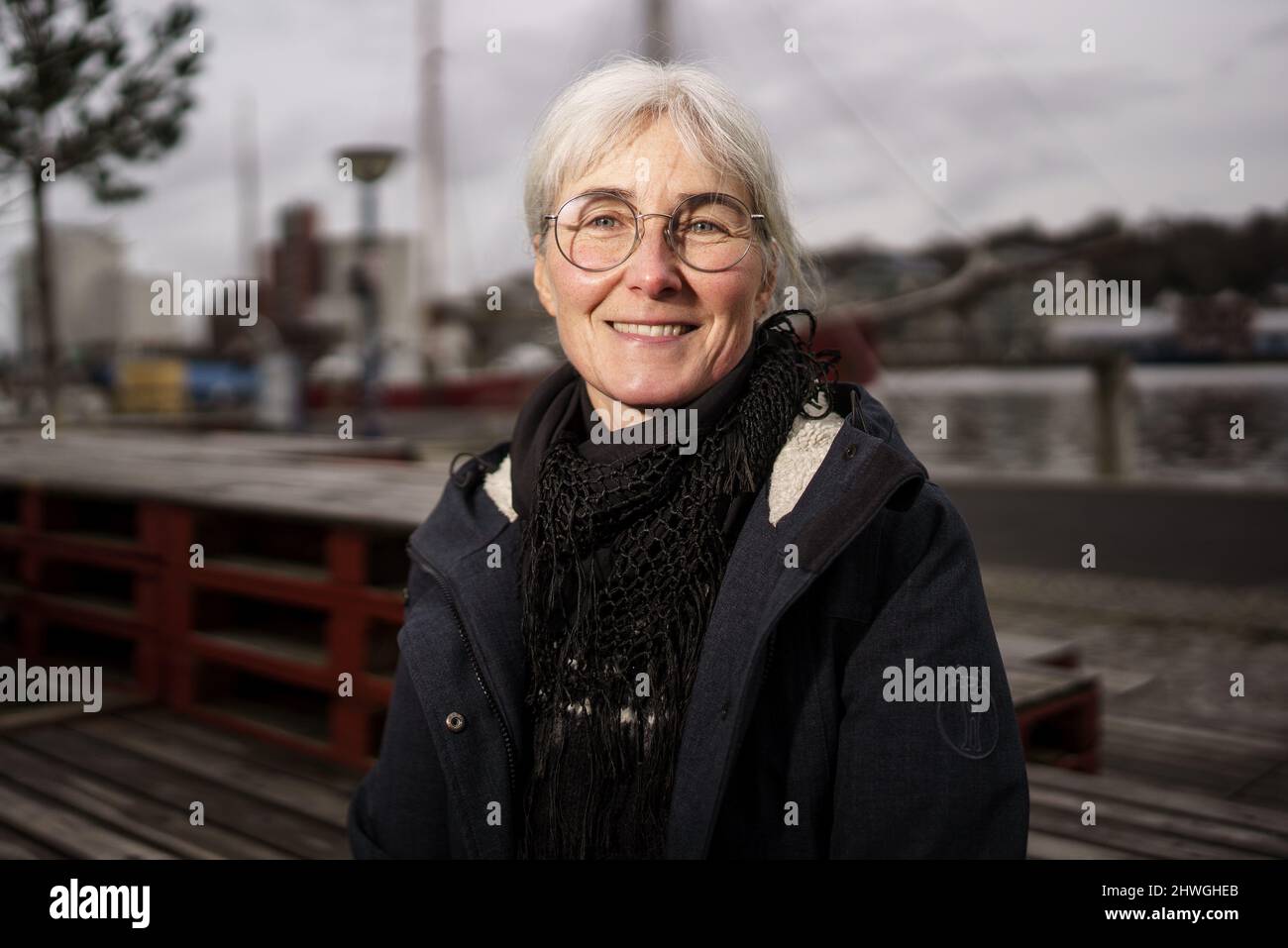 Flensburg, Deutschland. 22.. Februar 2022. Andrea Paluch, Schriftstellerin, Literaturwissenschaftlerin und Übersetzerin und Ehefrau des Politikers Robert Habeck, sitzt am Museumshafen der Flensburger Förde. Quelle: Axel Heimken/dpa/Alamy Live News Stockfoto