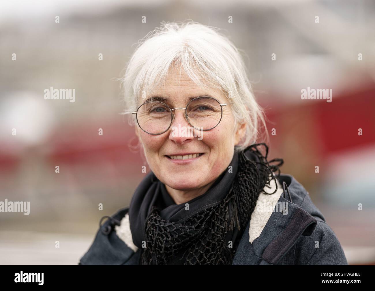 Flensburg, Deutschland. 22.. Februar 2022. Andrea Paluch, Schriftstellerin, Literaturwissenschaftlerin und Übersetzerin und Ehefrau des Politikers Robert Habeck, sitzt am Museumshafen der Flensburger Förde. (To dpa: 'Weltende und Sinnsuche - die Schriftstellerin Andrea Paluch') Quelle: Axel Heimken/dpa/Alamy Live News Stockfoto