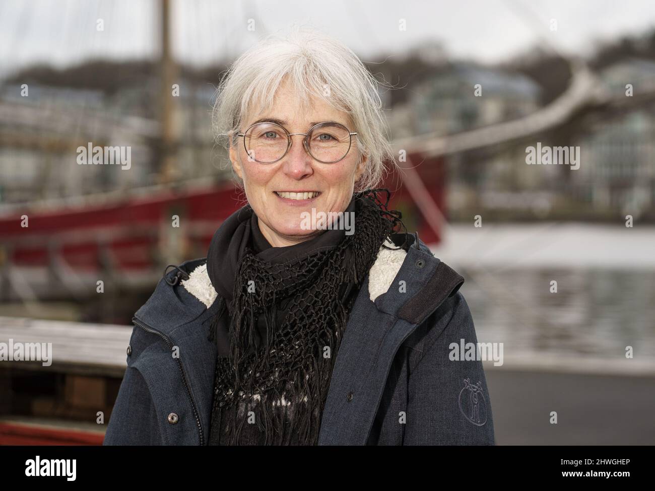 Flensburg, Deutschland. 22.. Februar 2022. Andrea Paluch, Schriftstellerin, Literaturwissenschaftlerin und Übersetzerin und Ehefrau des Politikers Robert Habeck, sitzt am Museumshafen der Flensburger Förde. Quelle: Axel Heimken/dpa/Alamy Live News Stockfoto