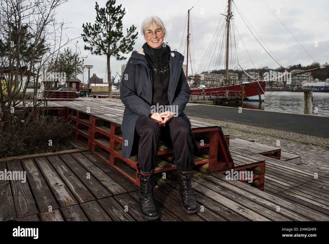 Flensburg, Deutschland. 22.. Februar 2022. Andrea Paluch, Schriftstellerin, Literaturwissenschaftlerin und Übersetzerin und Ehefrau des Politikers Robert Habeck, sitzt am Museumshafen der Flensburger Förde. Quelle: Axel Heimken/dpa/Alamy Live News Stockfoto