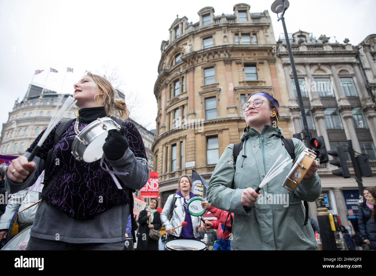 London, Großbritannien. 05. März 2022. Junge Frauen nutzen während der Kundgebung Schlaginstrumente zur Unterstützung der Frauenrechte und gegen männliche Gewalt in den Straßen von Zentral-London. Kredit: SOPA Images Limited/Alamy Live Nachrichten Stockfoto