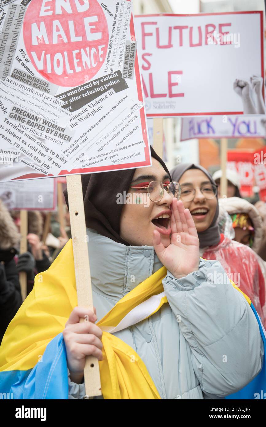 London, Großbritannien. 05. März 2022. Eine Frau singt Slogans, während sie ein Plakat mit der Aufschrift „Ende der männlichen Gewalt“ während der Kundgebung zur Unterstützung der Frauenrechte und gegen männliche Gewalt in den Straßen von Zentral-London hält. Kredit: SOPA Images Limited/Alamy Live Nachrichten Stockfoto