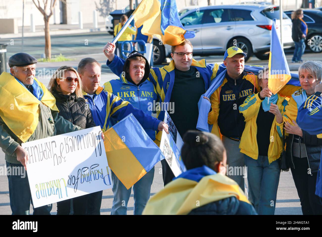 Las Vegas, Usa. 05. März 2022. Anhänger der Ukraine posieren für Fotos bei der Kundgebung in der Ukraine in Las Vegas für den Frieden. Hunderte zeigen Unterstützung, als die ukrainische Gemeinde in Las Vegas eine Kundgebung für den Frieden vor dem Rathaus von Las Vegas veranstaltet. (Foto von Brett Forrest/SOPA Images/Sipa USA) Quelle: SIPA USA/Alamy Live News Stockfoto