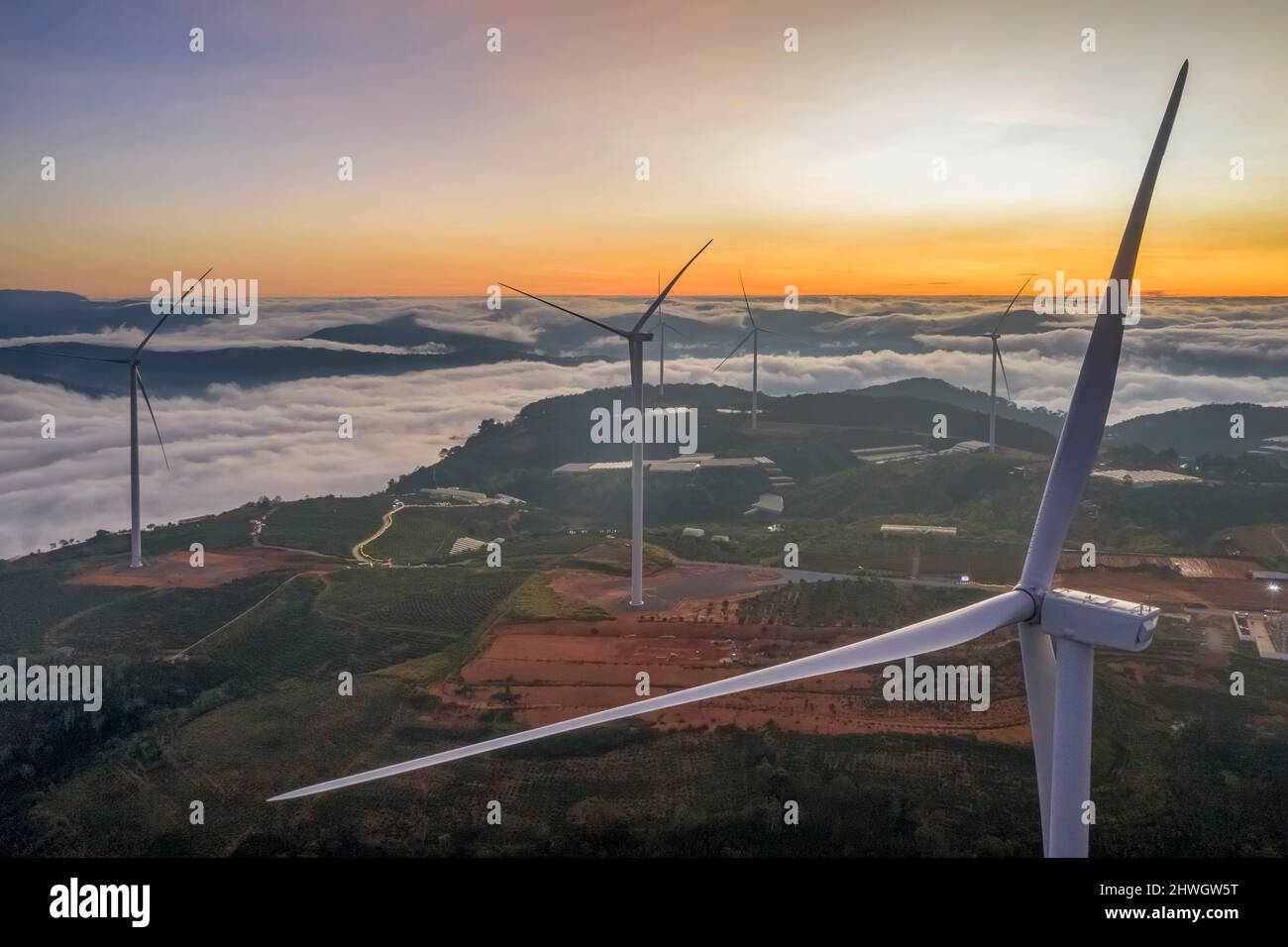 Luftaufnahme von Windmühle oder Windpark im Nebel in CAU DAT Stadt, Da Lat Stadt, Lam Dong, Vietnam Stockfoto