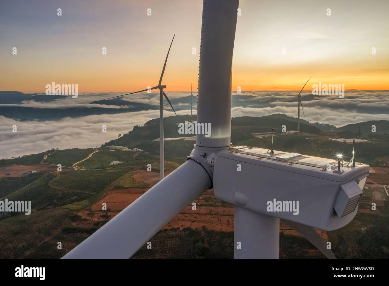 Luftaufnahme von Windmühle oder Windpark im Nebel in CAU DAT Stadt, Da Lat Stadt, Lam Dong, Vietnam Stockfoto