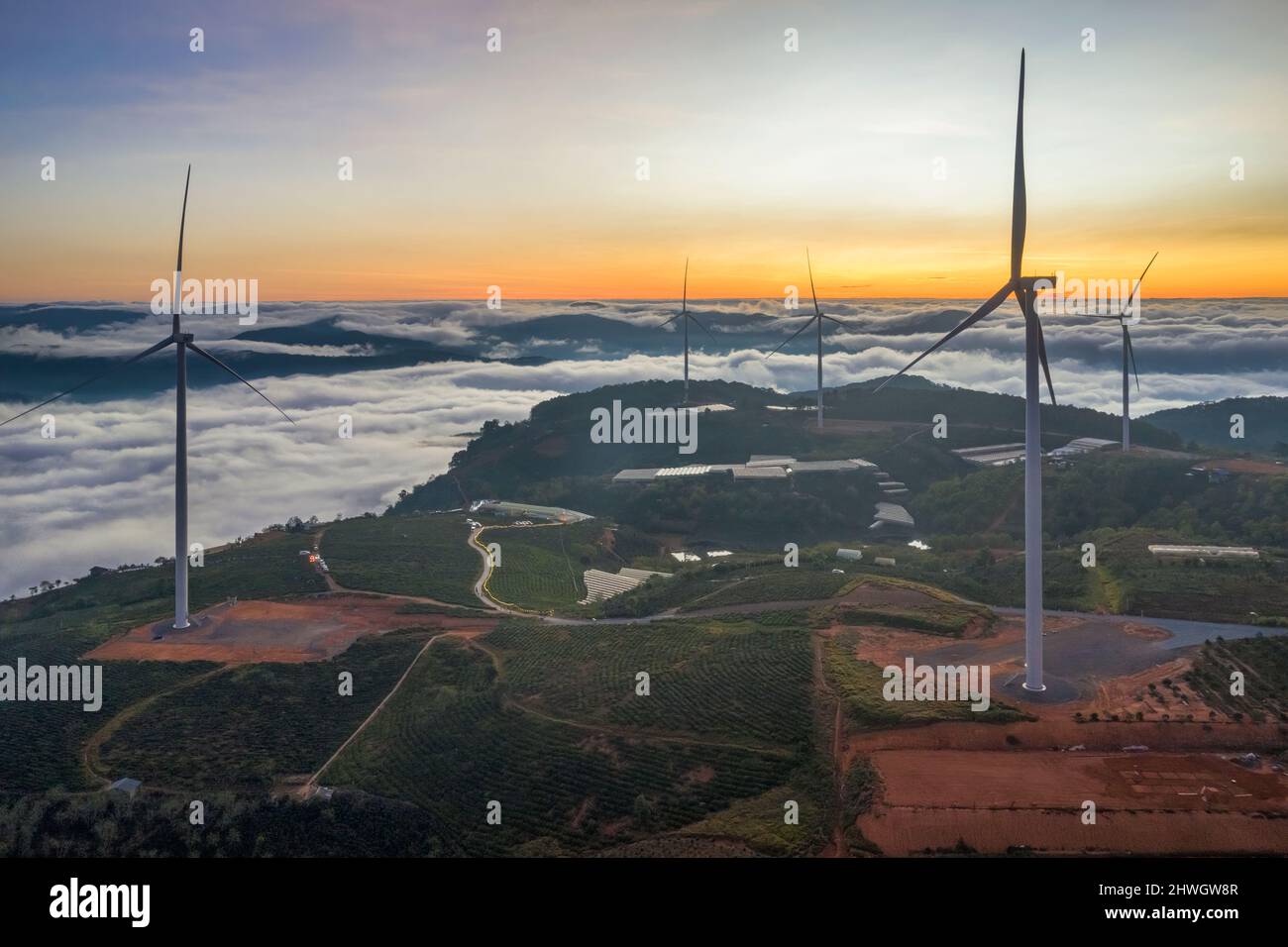 Luftaufnahme von Windmühle oder Windpark im Nebel in CAU DAT Stadt, Da Lat Stadt, Lam Dong, Vietnam Stockfoto