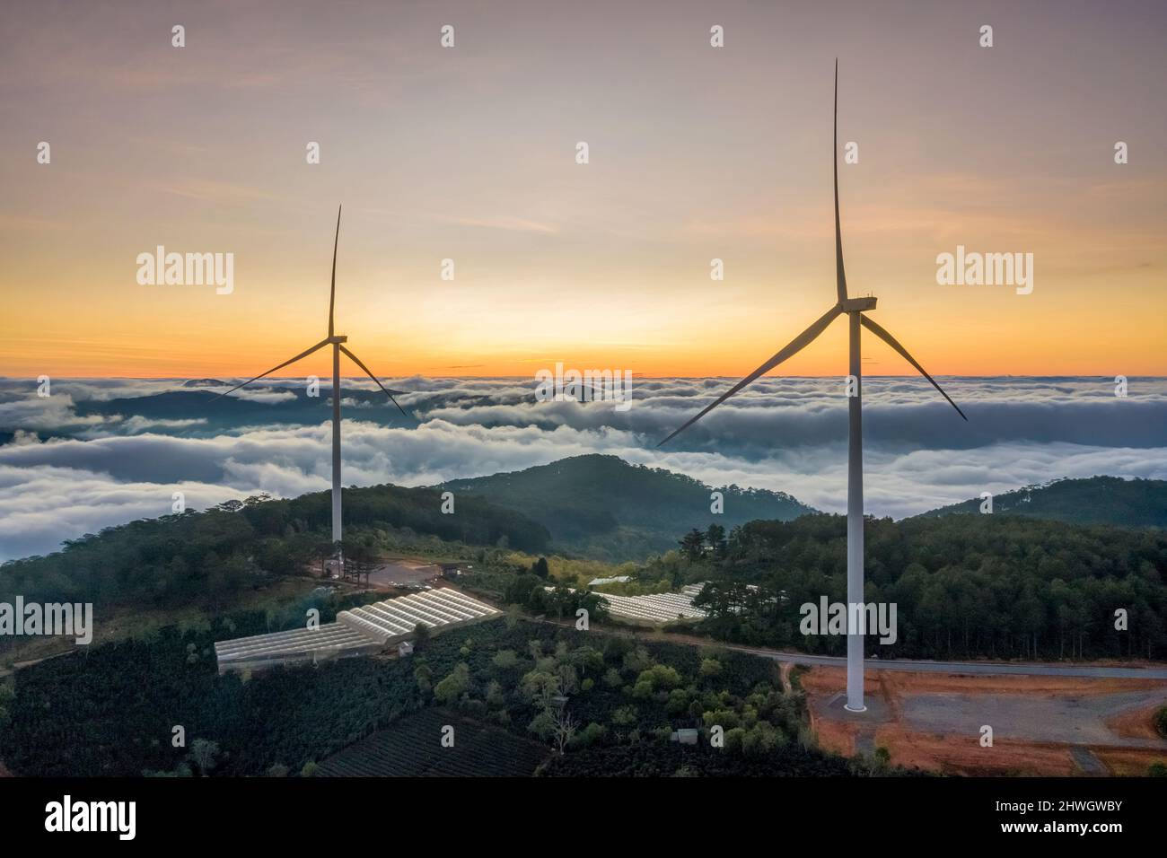 Luftaufnahme von Windmühle oder Windpark im Nebel in CAU DAT Stadt, Da Lat Stadt, Lam Dong, Vietnam Stockfoto