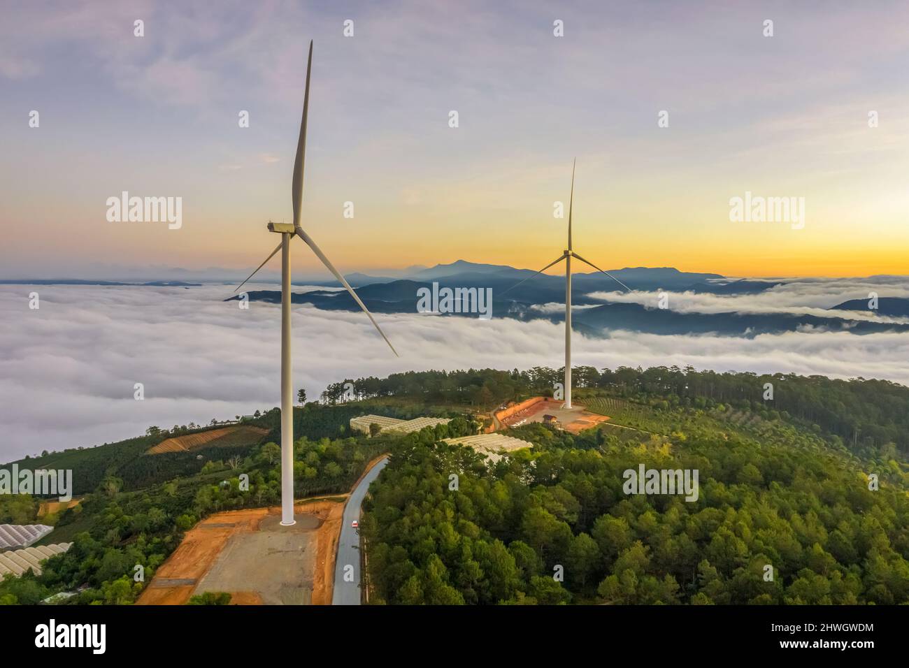 Luftaufnahme von Windmühle oder Windpark im Nebel in CAU DAT Stadt, Da Lat Stadt, Lam Dong, Vietnam Stockfoto