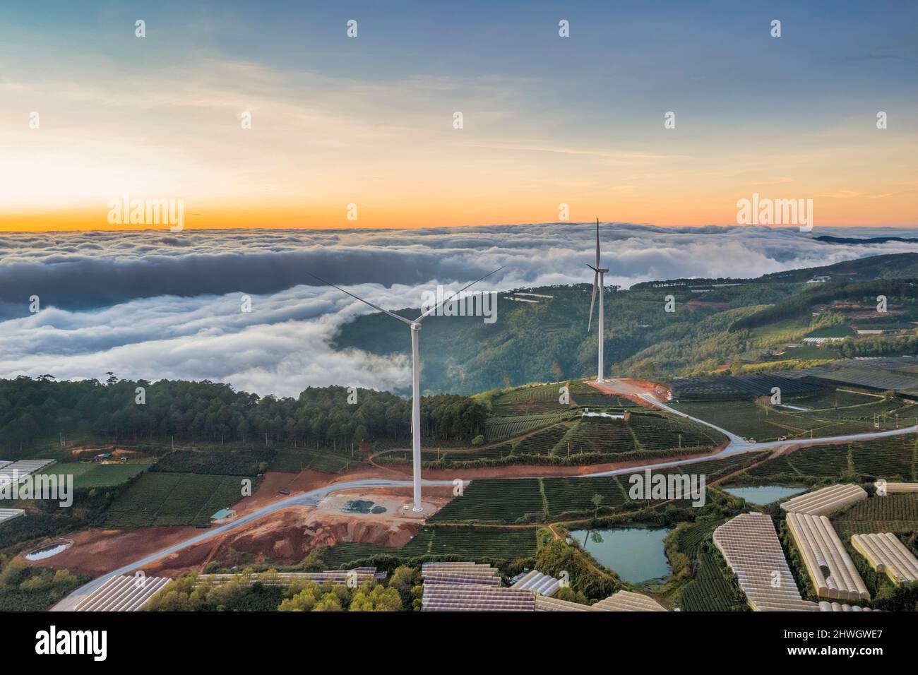 Luftaufnahme von Windmühle oder Windpark im Nebel in CAU DAT Stadt, Da Lat Stadt, Lam Dong, Vietnam Stockfoto