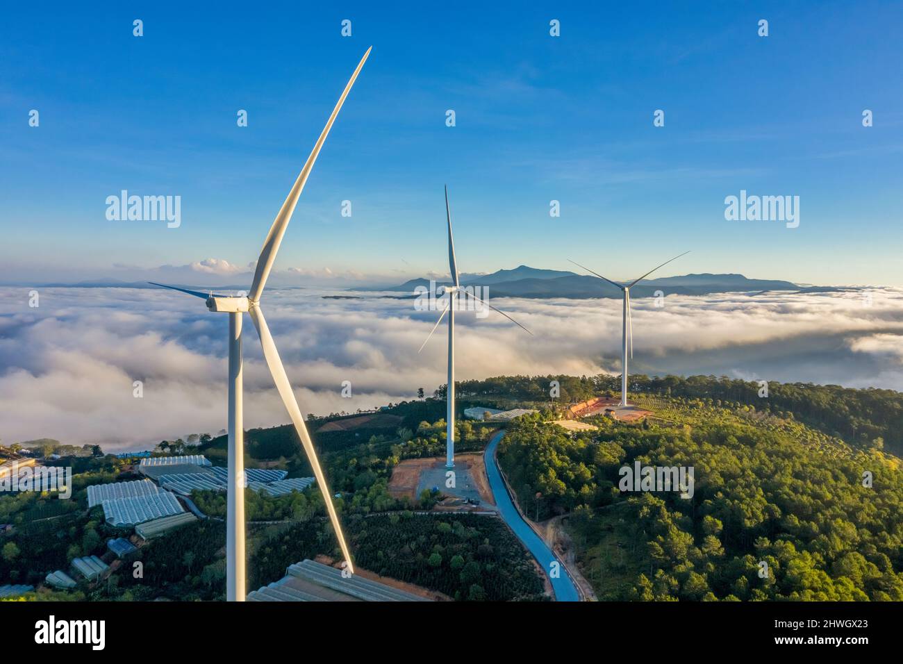 Luftaufnahme von Windmühle oder Windpark im Nebel in CAU DAT Stadt, Da Lat Stadt, Lam Dong, Vietnam Stockfoto