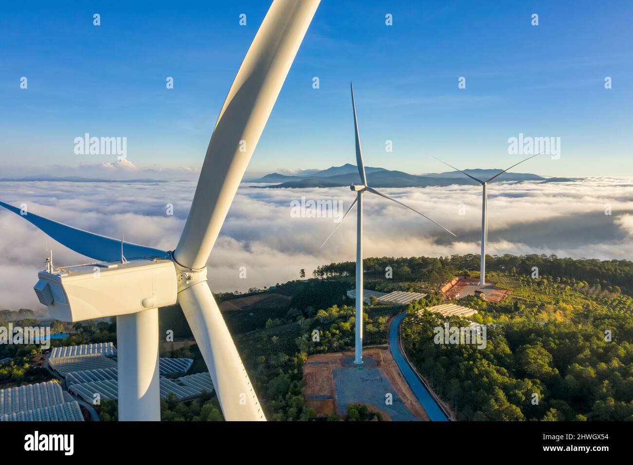 Luftaufnahme von Windmühle oder Windpark im Nebel in CAU DAT Stadt, Da Lat Stadt, Lam Dong, Vietnam Stockfoto